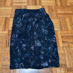 Lululemon XS 7’ Linerless Pacebreaker shorts - after dark light cast multi